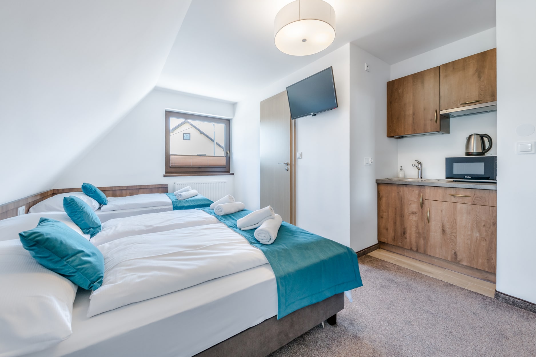 Pokój trzyosobowy z aneksem kuchennym - zdjęcie 1